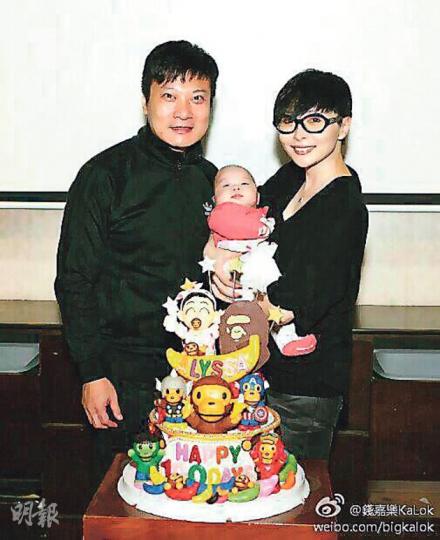 錢嘉樂與湯盈盈開心抱着剛滿百日的囡囡影全家福。(微博圖片) 錢嘉樂與湯盈盈開心抱着剛滿百日的囡囡影全家福。(微博圖片)