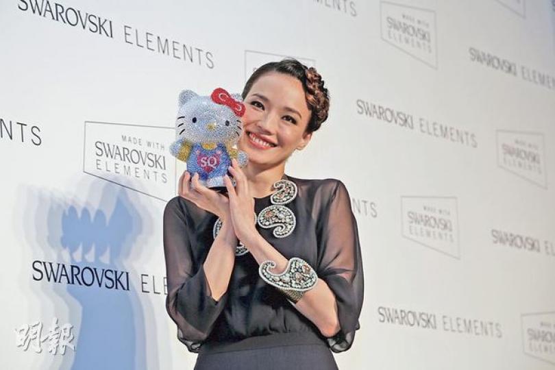 舒淇對這個水晶Hello Kitty愛不釋手。(攝影/記者:葉靜文)騷香肩的舒淇細心欣賞展品。(攝影/記者:葉靜文)舒淇與林熙蕾的囡囡玩得好開心,甚有做母親的潛質。(微博圖片) 舒淇對這個水晶Hello Kitty愛不釋手。(攝影/記者:葉靜文)騷香肩的舒淇細心欣賞展品。(攝影/記者:葉靜文)舒淇與林熙蕾的囡囡玩得好開心,甚有做母親的潛質。(微博圖片)