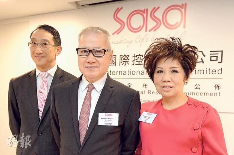 主席及行政總裁郭少明(中)表示,今後主力在內地發展較小型精品概念店。左為首席財務總監及執行董事陸楷,右為副主席郭羅桂珍。(盧翊銘攝) 主席及行政總裁郭少明(中)表示,今後主力在內地發展較小型精品概念店。左為首席財務總監及執行董事陸楷,右為副主席郭羅桂珍。(盧翊銘攝)