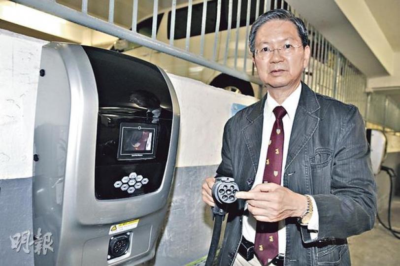 理大機械工程學系工程師盧覺強昨前往充電器冒煙火的愛民邨停車場,認為充電器所處位置沒被日光直接照射,選址合適,而充電器的外殼、配件等都未見有明顯弊端,估計充電器故障成因是「零件手工差」。(葉家豪攝)全港共設有111個電動車充電站,其中39個由中電營運,包括圖中的中港城標準充電站,車主需要配備接電組件,付款後接駁充電站插座,即可為座駕充電,雖然充電所需時間較快速充電站長,但工程學者盧覺強認為標準充電站電壓及電流相對較穩定,設施或較耐用。(葉家豪攝)愛民邨停車場一部電動的士充電器周二晚冒出煙火,肇事充 理大機械工程學系工程師盧覺強昨前往充電器冒煙火的愛民邨停車場,認為充電器所處位置沒被日光直接照射,選址合適,而充電器的外殼、配件等都未見有明顯弊端,估計充電器故障成因是「零件手工差」。(葉家豪攝)全港共設有111個電動車充電站,其中39個由中電營運,包括圖中的中港城標準充電站,車主需要配備接電組件,付款後接駁充電站插座,即可為座駕充電,雖然充電所需時間較快速充電站長,但工程學者盧覺強認為標準充電站電壓及電流相對較穩定,設施或較耐用。(葉家豪攝)愛民邨停車場一部電動的士充電器周二晚冒出煙火,肇事充