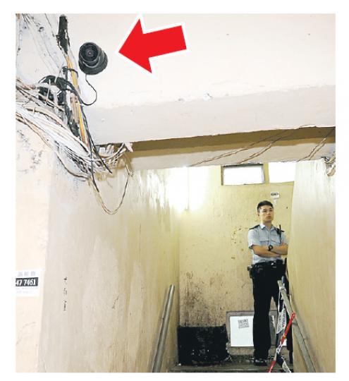荃灣二坡坊22號梯間閉路電視鏡頭(箭嘴示)被剪,警方封鎖現場調查。(蔡方山攝) 荃灣二坡坊22號梯間閉路電視鏡頭(箭嘴示)被剪,警方封鎖現場調查。(蔡方山攝)