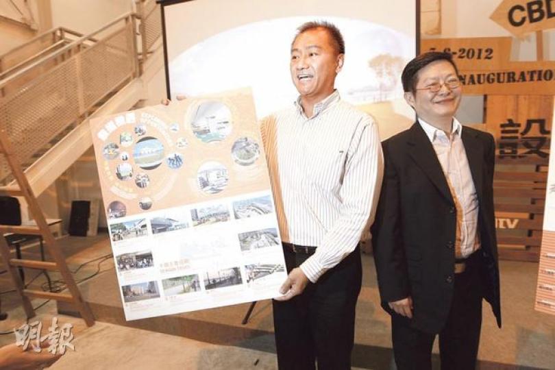 起動九龍東專員李啓榮(左)昨與飛躍啟德概念比賽顧問何文堯(右)表示,就機場跑道末端的飛躍啟德最後規劃和設計,將辦國際設計比賽,工程預計於2020年完工。(李紹昌攝) 起動九龍東專員李啓榮(左)昨與飛躍啟德概念比賽顧問何文堯(右)表示,就機場跑道末端的飛躍啟德最後規劃和設計,將辦國際設計比賽,工程預計於2020年完工。(李紹昌攝)