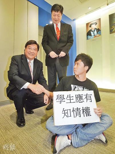 公開大學校董會委任背景親中的科大行政副校長黃玉山(左)擔任下任校長,明年4月生效。公大昨宣布任命時,不滿遴選程序的學生到場抗議,要求學生可以參與選校長,黃玉山與學生握手了解訴求。(余俊亮攝) 公開大學校董會委任背景親中的科大行政副校長黃玉山(左)擔任下任校長,明年4月生效。公大昨宣布任命時,不滿遴選程序的學生到場抗議,要求學生可以參與選校長,黃玉山與學生握手了解訴求。(余俊亮攝)
