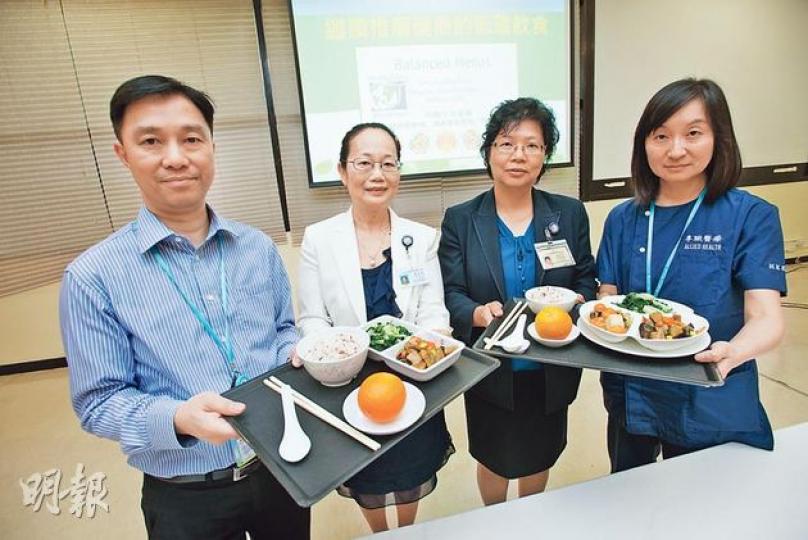 東區醫院膳食團隊推環保膳食及減少廚餘,在「周一無肉餐」會以草菇雲耳蒸麵筋等低碳素食取代肉食,獲得今年醫管局傑出團隊獎。團隊成員包括一級醫院膳食經理孫志明(左起)、前任港島東醫院聯網膳食經理兼團隊隊長畢李明、外科部門運作經理何慧芬及營養部部門經理楊梅桂等。(黃志東攝) 東區醫院膳食團隊推環保膳食及減少廚餘,在「周一無肉餐」會以草菇雲耳蒸麵筋等低碳素食取代肉食,獲得今年醫管局傑出團隊獎。團隊成員包括一級醫院膳食經理孫志明(左起)、前任港島東醫院聯網膳食經理兼團隊隊長畢李明、外科部門運作經理何慧芬及營養部部門經理楊梅桂等。(黃志東攝)