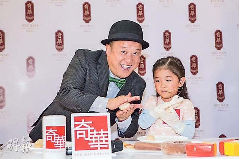 志偉與貌似周家蔚的小女孩一起整老婆餅。(攝影/記者﹕李潔盈) 志偉與貌似周家蔚的小女孩一起整老婆餅。(攝影/記者﹕李潔盈)