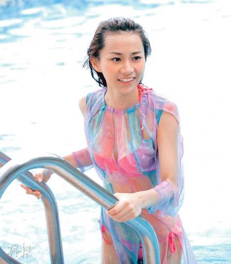 楊愛瑾穿著三點式卻外穿彩色紗裙,變身「七彩蝦條姐姐」。(微博圖片)不懂泳術的楊愛瑾漸漸放鬆後,才放膽在水中嘗試擺出不同動作。(微博圖片) 楊愛瑾穿著三點式卻外穿彩色紗裙,變身「七彩蝦條姐姐」。(微博圖片)不懂泳術的楊愛瑾漸漸放鬆後,才放膽在水中嘗試擺出不同動作。(微博圖片)