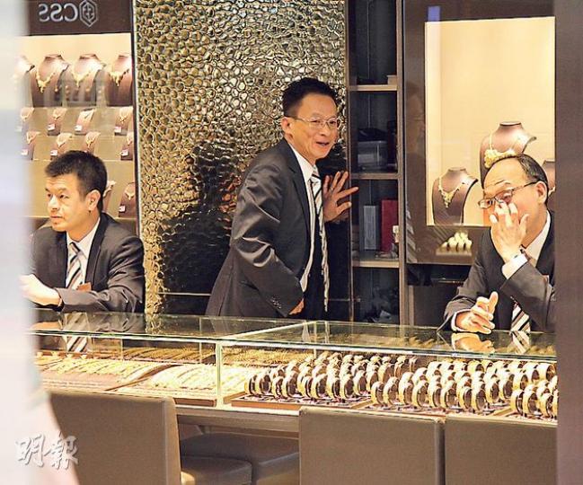 金價雖然跌穿1300美元,記者昨日到訪多間金舖,但如上圖所示,櫃台前不見搶金人潮。(林俊源攝) 內地遊客黃小姐:自己有購買飾金的需求,沒有專門留意黃金價格,只要款式和價格相對合適,就會考慮買。(林俊源攝) 金價雖然跌穿1300美元,記者昨日到訪多間金舖,但如上圖所示,櫃台前不見搶金人潮。(林俊源攝) 內地遊客黃小姐:自己有購買飾金的需求,沒有專門留意黃金價格,只要款式和價格相對合適,就會考慮買。(林俊源攝)
