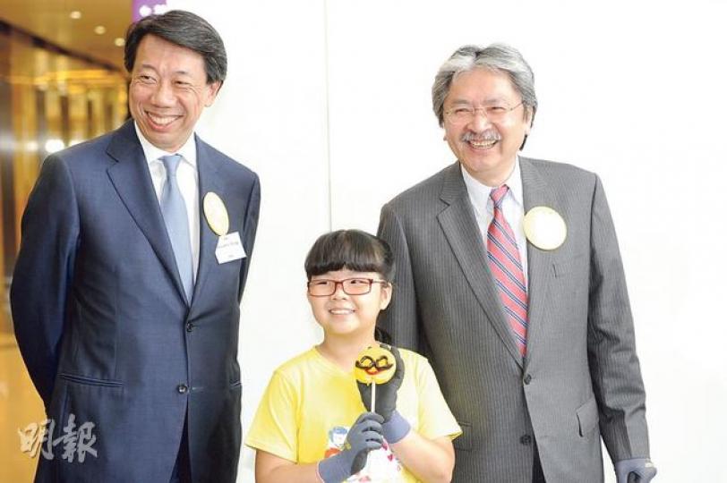 昨日銀行公會舉辦慈善活動,財政司長曾俊華(右)、銀公主席洪丕正(左)及多位銀行界代表均有出席,與十多位小朋友一同製作波板糖。曾俊華在會後警告,如資金大量撤出,香港或比美國更早加息。(尹錦恩攝) 昨日銀行公會舉辦慈善活動,財政司長曾俊華(右)、銀公主席洪丕正(左)及多位銀行界代表均有出席,與十多位小朋友一同製作波板糖。曾俊華在會後警告,如資金大量撤出,香港或比美國更早加息。(尹錦恩攝)