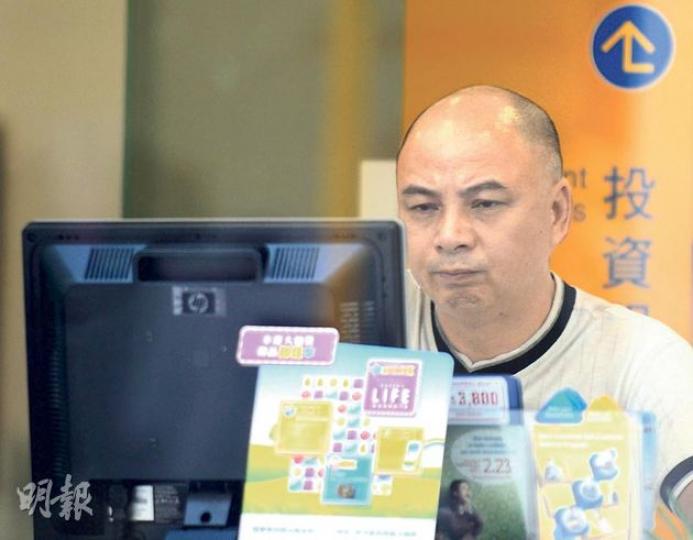 港股昨日一度插穿20,000點,即使後來反彈,收復了部分失地,但是仍叫散戶心情忐忑。(盧翊銘攝) 港股昨日一度插穿20,000點,即使後來反彈,收復了部分失地,但是仍叫散戶心情忐忑。(盧翊銘攝)