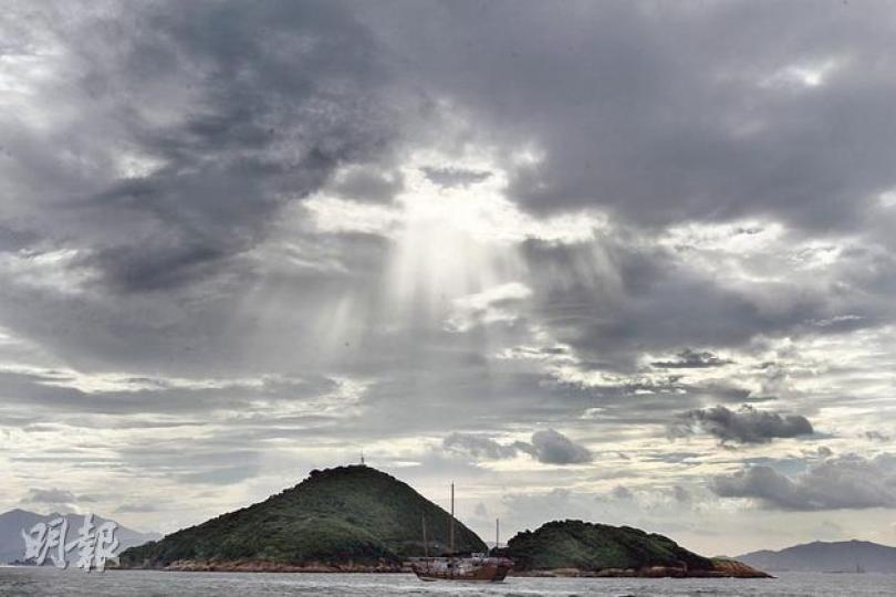 本港昨午掛起1號風球,但下午時分不少郊外地區風和日麗,暴風雨來臨之前,雲層與光線組合成美景。(李紹昌攝) (明報製圖) 本港昨午掛起1號風球,但下午時分不少郊外地區風和日麗,暴風雨來臨之前,雲層與光線組合成美景。(李紹昌攝) (明報製圖)