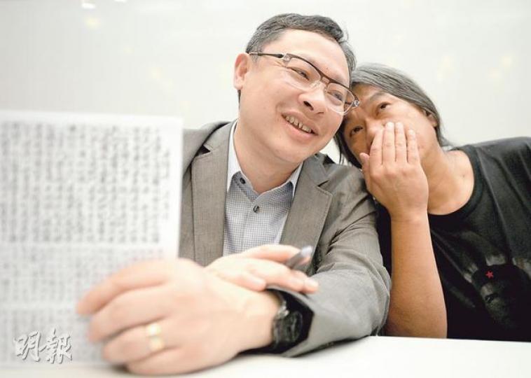 佔領中環發起人戴耀廷(左)與社民連主席梁國雄(右),昨日出席華人民主書院活動討論佔中。梁建議把握暑假,於中學生聚集場地如書展宣傳佔中,但戴指不想太積極鼓勵不足18歲的中學生參與公民抗命。(盧翊銘攝) 佔領中環發起人戴耀廷(左)與社民連主席梁國雄(右),昨日出席華人民主書院活動討論佔中。梁建議把握暑假,於中學生聚集場地如書展宣傳佔中,但戴指不想太積極鼓勵不足18歲的中學生參與公民抗命。(盧翊銘攝)