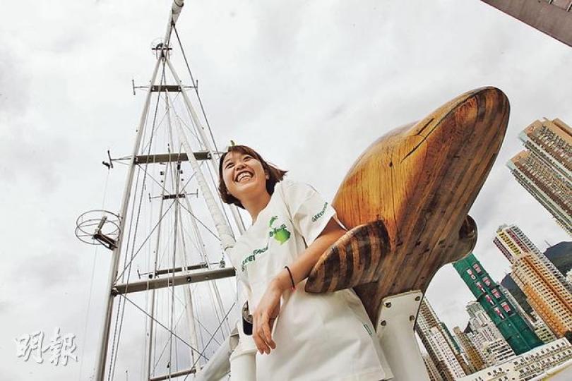 莫坤菱(圖)將在兩個月的航程中學習拉纜、起帆等工作。由於從未長期在船上生活,她表示需要一段時間適應,但更期待學習不同地方的環保議題及應對措施。(李紹昌攝) 「彩虹勇士號」亞洲之旅為期兩個月,將在首站香港停留一周,現泊於西環招商局碼頭,原定今明兩日開放予公眾參觀,綠色和平將根據天氣狀况決定開放事宜。(李紹昌攝) 莫坤菱(圖)將在兩個月的航程中學習拉纜、起帆等工作。由於從未長期在船上生活,她表示需要一段時間適應,但更期待學習不同地方的環保議題及應對措施。(李紹昌攝) 「彩虹勇士號」亞洲之旅為期兩個月,將在首站香港停留一周,現泊於西環招商局碼頭,原定今明兩日開放予公眾參觀,綠色和平將根據天氣狀况決定開放事宜。(李紹昌攝)