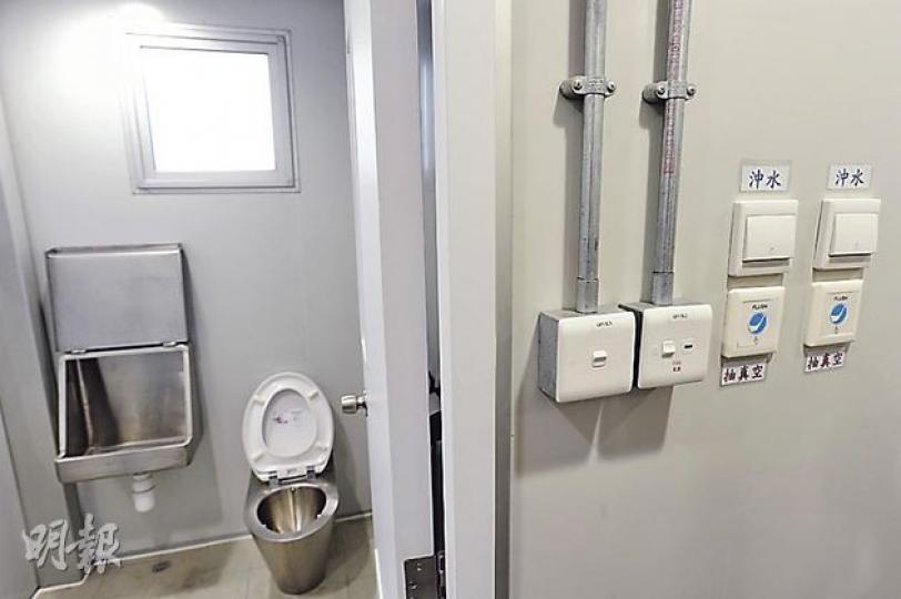 懲署尿液樣本收集中心設有無水尿槽及抽真空「飛機廁所」,廁內沒有水源,釋囚要在內提供尿液樣本後,離開時才能在門外按掣冲水,以防止有人在廁內稀釋尿液樣本作弊 。(尹錦恩攝) 樣本收集室內有錄音及錄影裝置,職員儲存前,必須展示瓶上獨特編號,並讀出時間日期、編號及所屬釋囚姓名讓系統錄音錄影,以防作弊。 (尹錦恩攝) 懲署尿液樣本收集中心設有無水尿槽及抽真空「飛機廁所」,廁內沒有水源,釋囚要在內提供尿液樣本後,離開時才能在門外按掣冲水,以防止有人在廁內稀釋尿液樣本作弊 。(尹錦恩攝) 樣本收集室內有錄音及錄影裝置,職員儲存前,必須展示瓶上獨特編號,並讀出時間日期、編號及所屬釋囚姓名讓系統錄音錄影,以防作弊。 (尹錦恩攝)