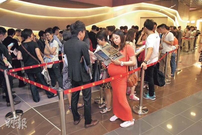 港圖灣昨天首日對外開放示範單位,並錄得逾6000人參觀,是一手新例生效接近兩個月以來,新盤售樓處少見的熱鬧場面。(林俊源攝)嘉里發展執行董事朱葉培承認,在一手新例監控下,發展商的賣樓程序較以往繁複,預料業界仍需時間習慣。(林俊源攝) 港圖灣昨天首日對外開放示範單位,並錄得逾6000人參觀,是一手新例生效接近兩個月以來,新盤售樓處少見的熱鬧場面。(林俊源攝)嘉里發展執行董事朱葉培承認,在一手新例監控下,發展商的賣樓程序較以往繁複,預料業界仍需時間習慣。(林俊源攝)
