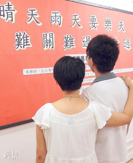 撒瑪利亞防止自殺會受助者阿卓(右)曾3次自殺,最終接受社工勸導,打消自殺念頭,他希望青年自殺前考慮父母感受。(姚文基攝) 撒瑪利亞防止自殺會受助者阿卓(右)曾3次自殺,最終接受社工勸導,打消自殺念頭,他希望青年自殺前考慮父母感受。(姚文基攝)