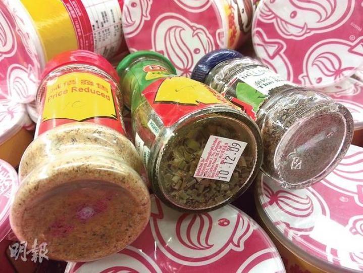 黃埔百佳以特價出售5件過期2至3年的食品,其中過期3年的Ducros牌真空蝦夷葱(中),貼上減價發售招紙,標價5元,是原價的一折。(鄧宗弘攝)黃埔百佳一款苦橙味果醬到期日為去年12月,過期品售17元,較原價33.9元平一半。(鄧宗弘攝)紅磡居民鄧婆婆說,黃埔百佳過去曾出售過過期食物,她購物前會多加留意到期日。(鄧宗弘攝) 黃埔百佳以特價出售5件過期2至3年的食品,其中過期3年的Ducros牌真空蝦夷葱(中),貼上減價發售招紙,標價5元,是原價的一折。(鄧宗弘攝)黃埔百佳一款苦橙味果醬到期日為去年12月,過期品售17元,較原價33.9元平一半。(鄧宗弘攝)紅磡居民鄧婆婆說,黃埔百佳過去曾出售過過期食物,她購物前會多加留意到期日。(鄧宗弘攝)