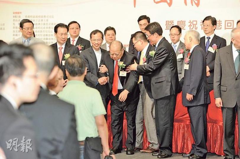 前全國人大常委曾憲梓昨出席「中國情.中國夢」展覽開幕禮,行動不便的他要包括立法會主席曾鈺成等出席嘉賓在旁攙扶。(尹錦恩攝) 前全國人大常委曾憲梓昨出席「中國情.中國夢」展覽開幕禮,行動不便的他要包括立法會主席曾鈺成等出席嘉賓在旁攙扶。(尹錦恩攝)