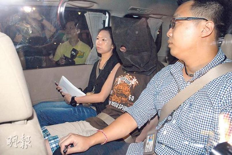 涉非禮3名女童及管有兒童色情物品的補習中心男導師(中),上周四被捕後一直被扣查,至昨晚再被西九重案組探員押走問話。(伍浦鋒攝) 涉非禮3名女童及管有兒童色情物品的補習中心男導師(中),上周四被捕後一直被扣查,至昨晚再被西九重案組探員押走問話。(伍浦鋒攝)