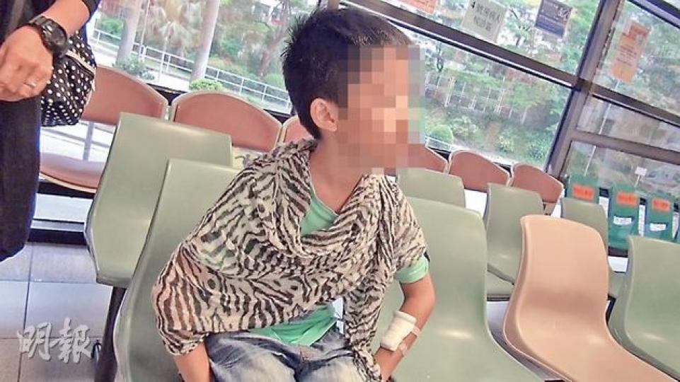 伸手入夾糖機內取糖致小手被卡住的男童,由消防協助將小手拔出,送院治理後左手前臂貼上紗布,並無大礙。(林智傑攝)男童將手伸進夾糖機的出糖口(箭嘴示)時被卡着,要消防到場拯救。圖為涉事夾糖機。(周翠怡攝) 伸手入夾糖機內取糖致小手被卡住的男童,由消防協助將小手拔出,送院治理後左手前臂貼上紗布,並無大礙。(林智傑攝)男童將手伸進夾糖機的出糖口(箭嘴示)時被卡着,要消防到場拯救。圖為涉事夾糖機。(周翠怡攝)