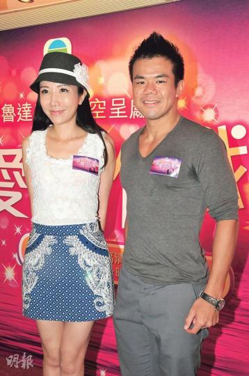 Rocky雖口說沒愛上《求愛》編導岑應,但言談間已露出追求之意,難得岑應表示喜歡肌肉男,Rocky有望了。(攝影﹕梁迺楠)Carol主動搭Justin膊頭合照,令男方即時面紅。(攝影﹕梁迺楠)Guy被Carol摸心口,開心伸脷。(攝影﹕梁迺楠) Rocky雖口說沒愛上《求愛》編導岑應,但言談間已露出追求之意,難得岑應表示喜歡肌肉男,Rocky有望了。(攝影﹕梁迺楠)Carol主動搭Justin膊頭合照,令男方即時面紅。(攝影﹕梁迺楠)Guy被Carol摸心口,開心伸脷。(攝影﹕梁迺楠)