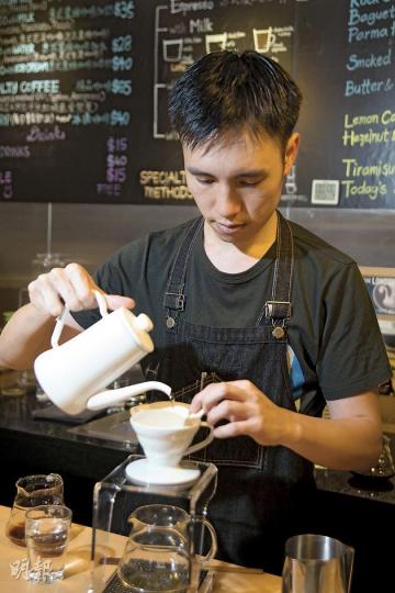 Patrick Tam--Knockbox Coffee Company創辦人,考獲美國及歐洲精品咖啡協會咖啡師資格,獲美國Coffee Quality Institute(CQI)認證香港首批杯測師,咖啡豆評級Cup of Excellence首位港人評審(黃志東攝)Aeropress這個冲泡工具像大針筒,裝入咖啡粉和熱水,利用真空原理壓出咖啡液,是較簡便的冲泡方法。(黃志東攝)德國出產的咖啡豆樣本烘焙機Sample Roaster,每次只能烘焙100g咖啡豆,相比家用烘焙機的300g,前者精 Patrick Tam--Knockbox Coffee Company創辦人,考獲美國及歐洲精品咖啡協會咖啡師資格,獲美國Coffee Quality Institute(CQI)認證香港首批杯測師,咖啡豆評級Cup of Excellence首位港人評審(黃志東攝)Aeropress這個冲泡工具像大針筒,裝入咖啡粉和熱水,利用真空原理壓出咖啡液,是較簡便的冲泡方法。(黃志東攝)德國出產的咖啡豆樣本烘焙機Sample Roaster,每次只能烘焙100g咖啡豆,相比家用烘焙機的300g,前者精