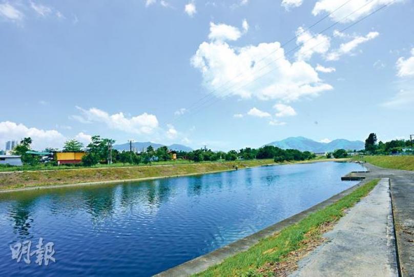 梧桐河在虎地坳村旁,河道寬闊,是散步的理想地方。(陳淑安攝)每年的盂蘭盛會,德陽堂特別熱鬧,村民在旁的文化廣場延開五十多席。(陳淑安攝)梧桐河景色優美,在此踏單車或散步,心曠神怡。(陳淑安攝) 梧桐河在虎地坳村旁,河道寬闊,是散步的理想地方。(陳淑安攝)每年的盂蘭盛會,德陽堂特別熱鬧,村民在旁的文化廣場延開五十多席。(陳淑安攝)梧桐河景色優美,在此踏單車或散步,心曠神怡。(陳淑安攝)