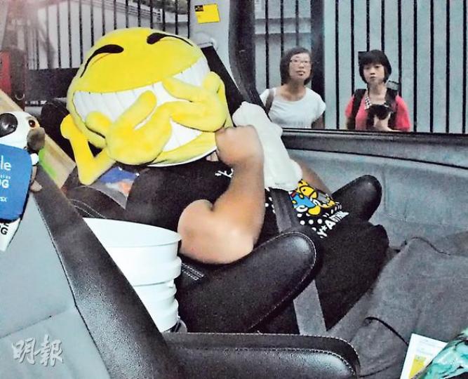 涉偷巴士少年昨獲准保釋候查,由女親友接走離開警署時,他將座椅拉至接近平躺,並以毛公仔蓋面。(雲錦鋒攝) 涉偷巴士少年昨獲准保釋候查,由女親友接走離開警署時,他將座椅拉至接近平躺,並以毛公仔蓋面。(雲錦鋒攝)