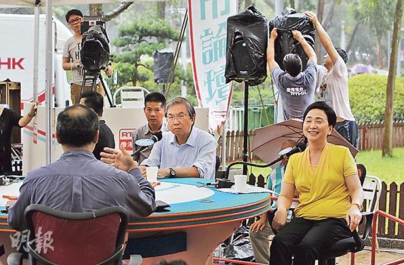 《城市論壇》噚日傾傾吓落雨,搞到音響壞咗,結果啱啱用咪講緊嘢嘅劉慧卿(右)講笑話「被滅聲」。(李澤彤攝) 《城市論壇》噚日傾傾吓落雨,搞到音響壞咗,結果啱啱用咪講緊嘢嘅劉慧卿(右)講笑話「被滅聲」。(李澤彤攝)