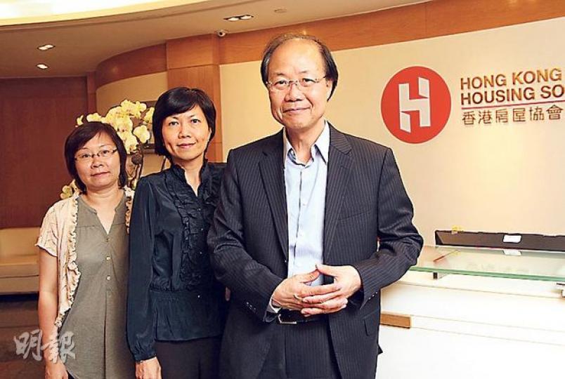 房協總經理(長者服務)張滿華(右)表示,房協接手樂頤居管理長者屋後,承諾兩年內不會加收基本服務費,而六成的現任護理員亦將繼續留任,但管理費則會隨通脹調整。圖左起為房協高級經理何素嫺、高級經理尹家碧。(林俊源攝) 房協總經理(長者服務)張滿華(右)表示,房協接手樂頤居管理長者屋後,承諾兩年內不會加收基本服務費,而六成的現任護理員亦將繼續留任,但管理費則會隨通脹調整。圖左起為房協高級經理何素嫺、高級經理尹家碧。(林俊源攝)