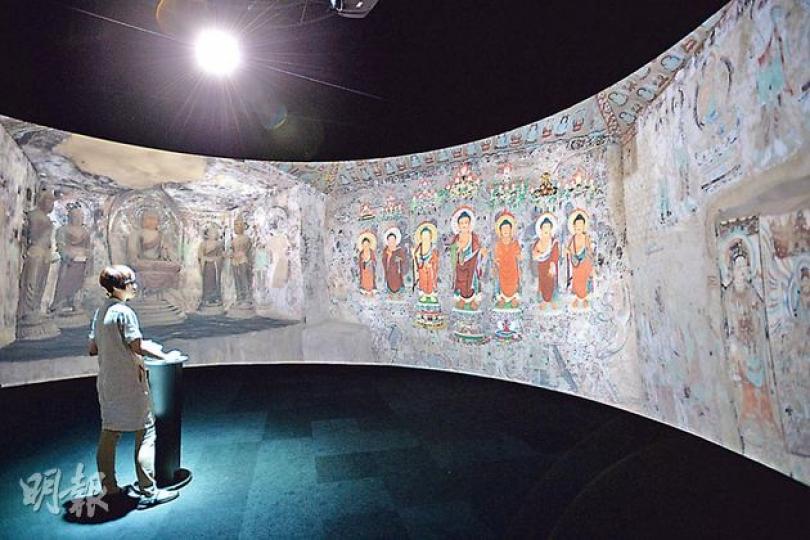 「人間淨土—走進敦煌莫高窟」3D壁畫展下月中移師書展,市民於網上登記後,即可在書展期間免費觀賞不對外公開的220號石窟神秘面貌。(盧翊銘攝)壁畫展備有「放大鏡」功能(圖),讓觀眾仔細欣賞畫中細節,以圖中被放大的部分為例,人物肩上彩帶將配合飛舞,展現栩栩如生的動態。(盧翊銘攝) 「人間淨土—走進敦煌莫高窟」3D壁畫展下月中移師書展,市民於網上登記後,即可在書展期間免費觀賞不對外公開的220號石窟神秘面貌。(盧翊銘攝)壁畫展備有「放大鏡」功能(圖),讓觀眾仔細欣賞畫中細節,以圖中被放大的部分為例,人物肩上彩帶將配合飛舞,展現栩栩如生的動態。(盧翊銘攝)