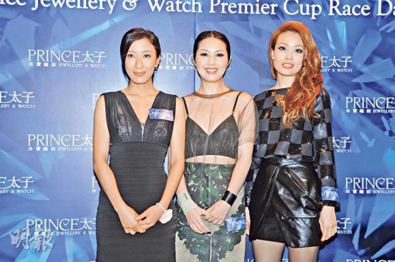 楊怡(左起)、楊千嬅與容祖兒每人夾100元買馬,但輸馬收場。(攝影:鍾偉茵)千嬅近日因抱兒子令「媽媽手」發作。(攝影:鍾偉茵)楊千嬅身穿低胸裙,大方騷身材。(微博圖片) 楊怡(左起)、楊千嬅與容祖兒每人夾100元買馬,但輸馬收場。(攝影:鍾偉茵)千嬅近日因抱兒子令「媽媽手」發作。(攝影:鍾偉茵)楊千嬅身穿低胸裙,大方騷身材。(微博圖片)