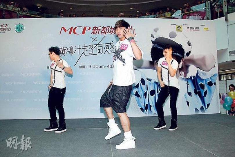 小鬼獻唱廣東歌,可惜咬字不清。(攝影/記者:楊安莉)小鬼很開心獲大批粉絲支持。(攝影/記者:楊安莉) 小鬼獻唱廣東歌,可惜咬字不清。(攝影/記者:楊安莉)小鬼很開心獲大批粉絲支持。(攝影/記者:楊安莉)