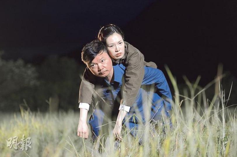艾威揹着菁瑋專心演繹偷渡戲。(攝影:劉永銳)
艾威揹着菁瑋專心演繹偷渡戲。(攝影:劉永銳)