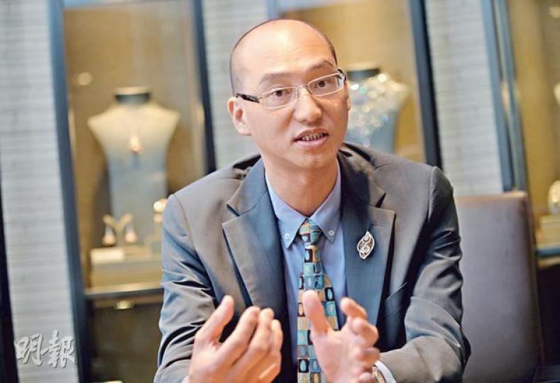 謝瑞麟首席財務總監黎子武表示,今年會先在旗下20間內地門店試售黃金,但不會追求規模,因為謝瑞麟不是傳統的珠寶金行。(盧翊銘攝) 謝瑞麟首席財務總監黎子武表示,今年會先在旗下20間內地門店試售黃金,但不會追求規模,因為謝瑞麟不是傳統的珠寶金行。(盧翊銘攝)