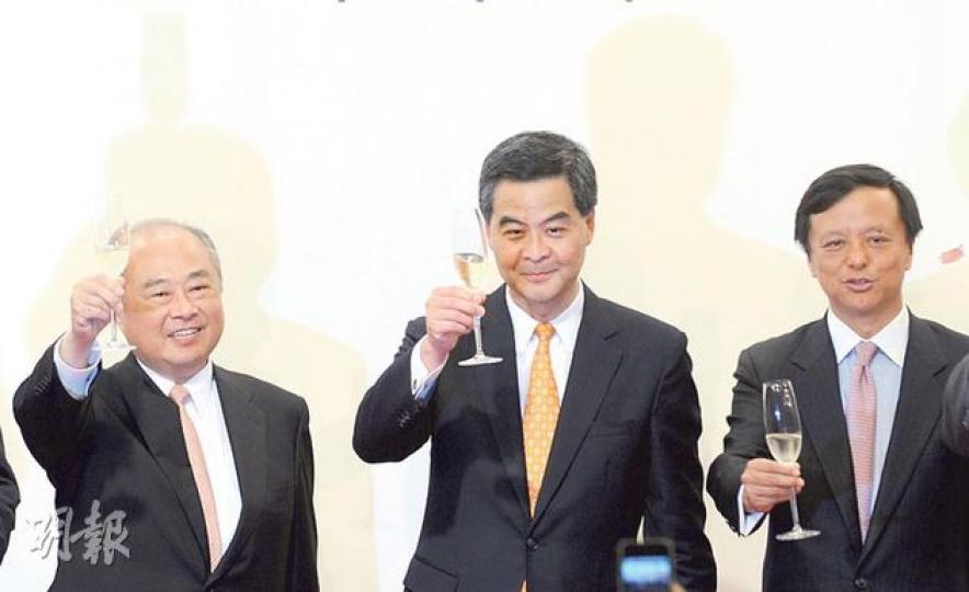 行政長官梁振英(中)昨日出席港交所上市13周年慶祝酒會,圖左為港交所主席周松崗,圖右為行政總裁李小加。(劉焌陶攝) 行政長官梁振英(中)昨日出席港交所上市13周年慶祝酒會,圖左為港交所主席周松崗,圖右為行政總裁李小加。(劉焌陶攝)