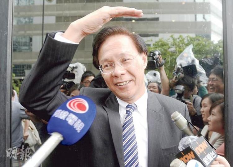 麥齊光(圖)昨離開法院時遭數十記者包圍,要企定淋雨,他數度表示「你畀我走喇」,法院外幾步階梯,他花了約5分鐘才走完,登上私家車離去。(余俊亮攝) 麥齊光(圖)昨離開法院時遭數十記者包圍,要企定淋雨,他數度表示「你畀我走喇」,法院外幾步階梯,他花了約5分鐘才走完,登上私家車離去。(余俊亮攝)