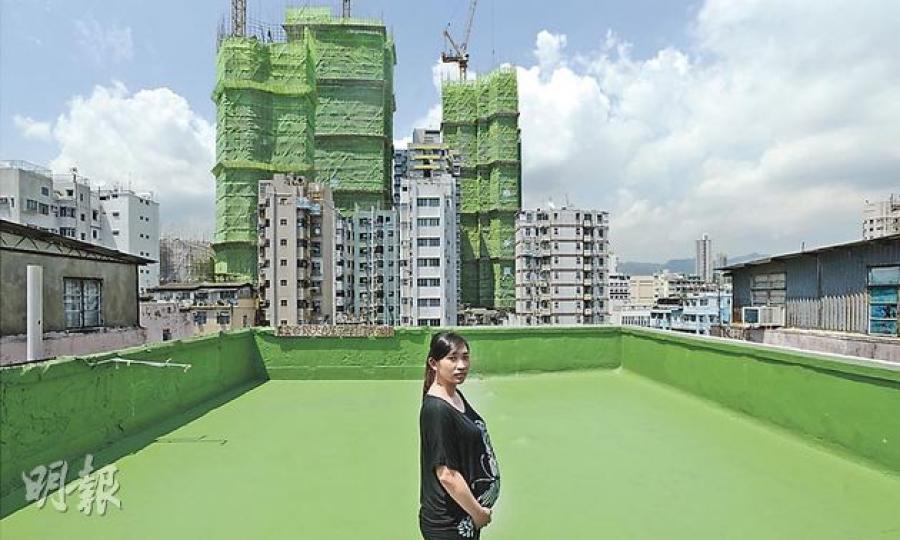 住在深水埗一幢唐樓天台屋上,將於今周誕下兒子的梁太,指不少鄰居均在排隊上公屋,奈何日子儼如遙遙無期。望着對面的豪宅快將落成,梁太直言舊樓重建看來不像改善基層生活,而是給予有錢人更多選擇。(余俊亮攝)綠悠雅苑買家張先生坦言,縱上車後亦擔心變作「樓奴」。(葉家豪攝) 住在深水埗一幢唐樓天台屋上,將於今周誕下兒子的梁太,指不少鄰居均在排隊上公屋,奈何日子儼如遙遙無期。望着對面的豪宅快將落成,梁太直言舊樓重建看來不像改善基層生活,而是給予有錢人更多選擇。(余俊亮攝)綠悠雅苑買家張先生坦言,縱上車後亦擔心變作「樓奴」。(葉家豪攝)