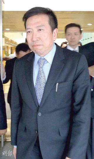 辯方稱陳振聰(圖)經考慮後決定不出庭「現身說法」,辯方案情今天完成。控辯雙方討論法律事宜後將讀出結案陳辭。(何偉畧攝)DNA專家Jonathan Whitaker(圖)指政府化驗所以拭子檢取DNA後一分為二,一半予辯方,若化驗整個拭子,或會驗出不同結果。(何偉畧攝) 辯方稱陳振聰(圖)經考慮後決定不出庭「現身說法」,辯方案情今天完成。控辯雙方討論法律事宜後將讀出結案陳辭。(何偉畧攝)DNA專家Jonathan Whitaker(圖)指政府化驗所以拭子檢取DNA後一分為二,一半予辯方,若化驗整個拭子,或會驗出不同結果。(何偉畧攝)