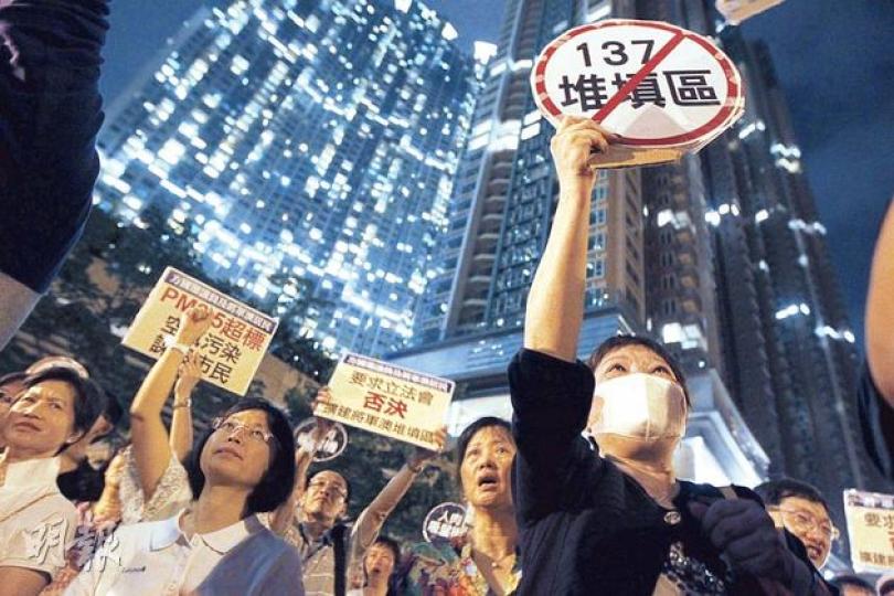 約200多名將軍澳居民昨晚到日出康城對出一段環保大道集會1小時,反對政府計劃擴建將軍澳堆填區,有居民表示不接受政府的補償方案,另有居民要求環境局長黃錦星下台。(李澤彤攝) 約200多名將軍澳居民昨晚到日出康城對出一段環保大道集會1小時,反對政府計劃擴建將軍澳堆填區,有居民表示不接受政府的補償方案,另有居民要求環境局長黃錦星下台。(李澤彤攝)