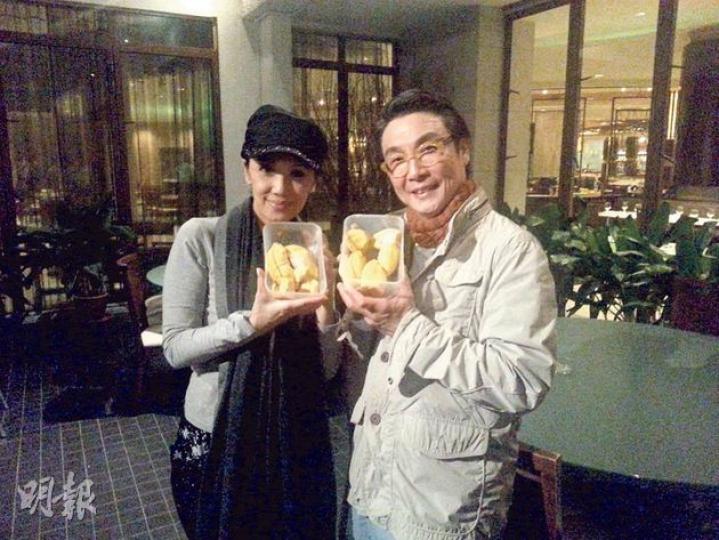 韓馬利(左)與劉松仁(右)品嘗「貓山王」,吃得津津有味。(攝影﹕娛樂組) 韓馬利(左)與劉松仁(右)品嘗「貓山王」,吃得津津有味。(攝影﹕娛樂組)