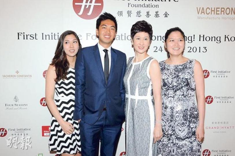 張王幼倫率領兒子張嘉慶、女兒張詩賢及張詠賢,一家齊為「燦爛香港」慈善活動出力。(攝影:鍾偉茵)兩位名人富二代曾慶淳(左)與林孝賢(右)在台下密密斟,未知是否討論營商及行善之道?(攝影:鍾偉茵)林建岳(攝影:鍾偉茵)陳奐仁狂賺人仔自然笑不攏嘴。(攝影:鍾偉茵) 張王幼倫率領兒子張嘉慶、女兒張詩賢及張詠賢,一家齊為「燦爛香港」慈善活動出力。(攝影:鍾偉茵)兩位名人富二代曾慶淳(左)與林孝賢(右)在台下密密斟,未知是否討論營商及行善之道?(攝影:鍾偉茵)林建岳(攝影:鍾偉茵)陳奐仁狂賺人仔自然笑不攏嘴。(攝影:鍾偉茵)