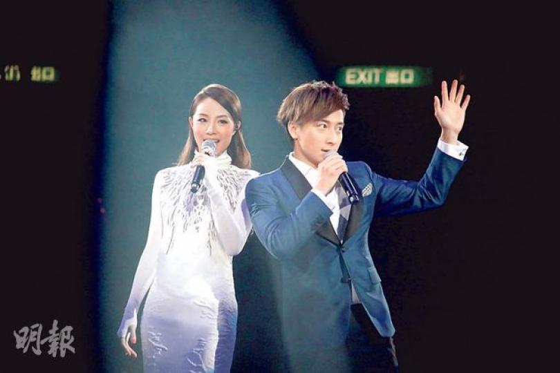 方力申跟鄧麗欣情侶檔合唱,觀眾高呼「結婚、結婚」向兩人催婚。(攝影:梁迺楠) 方力申跟鄧麗欣情侶檔合唱,觀眾高呼「結婚、結婚」向兩人催婚。(攝影:梁迺楠)