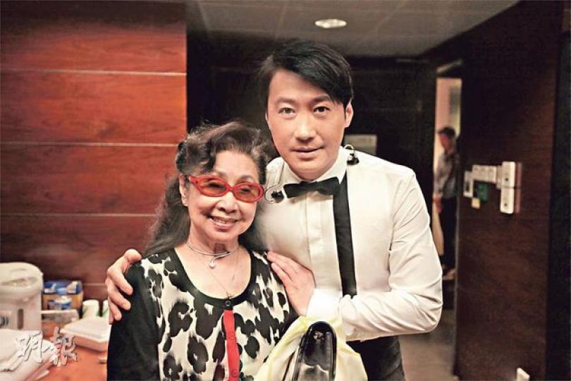 仙姐於中場到紅館欣賞黎明的演出。(攝影:梁迺楠)黎明抱起Mark的細仔Jazz顯露一副慈父樣,令歌迷冧爆尖叫。(攝影:梁迺楠)Dry拆伙多年,現在與馮德倫(左)再在舞台重聚,難怪Mark(右)都大感不捨。(攝影:梁迺楠)千嬅狀態大勇,獻唱多首跟Mark合作的歌曲。(攝影:梁迺楠)丁子高到場力捧太太演出。(攝影:梁迺楠)Eason跟雷頌德太太在觀眾席欣賞演出,忍不住舉起手指公「讚好」。(攝影:梁迺楠)古巨基尾場並沒獲安排獨唱,只跟兄弟們合唱一曲《年年有今日》。(攝影:梁迺楠) 仙姐於中場到紅館欣賞黎明的演出。(攝影:梁迺楠)黎明抱起Mark的細仔Jazz顯露一副慈父樣,令歌迷冧爆尖叫。(攝影:梁迺楠)Dry拆伙多年,現在與馮德倫(左)再在舞台重聚,難怪Mark(右)都大感不捨。(攝影:梁迺楠)千嬅狀態大勇,獻唱多首跟Mark合作的歌曲。(攝影:梁迺楠)丁子高到場力捧太太演出。(攝影:梁迺楠)Eason跟雷頌德太太在觀眾席欣賞演出,忍不住舉起手指公「讚好」。(攝影:梁迺楠)古巨基尾場並沒獲安排獨唱,只跟兄弟們合唱一曲《年年有今日》。(攝影:梁迺楠)