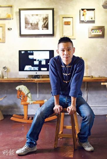 自2003年起不停游走滬、京、港的Eddie,今年剛回流香港,當一個自詡為「懂操作相機的咖啡師」,開設了Latent Image by Eddie Chan樓上咖啡店,跟大家分享飲咖啡和拍攝心得。(林俊源攝) 自2003年起不停游走滬、京、港的Eddie,今年剛回流香港,當一個自詡為「懂操作相機的咖啡師」,開設了Latent Image by Eddie Chan樓上咖啡店,跟大家分享飲咖啡和拍攝心得。(林俊源攝)