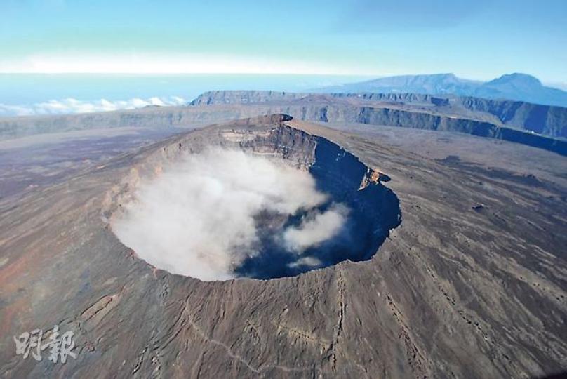 坐直升機俯瞰地球最活躍之一的火山Piton de la Fournaise,看着它冒煙,心情難免有點緊張。(黃潔玲攝)一天之內,記者就看到「火星」表面,也看到山色俊美的一面。(黃潔玲攝)表面荒涼光禿的Plaine des Sables。(黃潔玲攝)Piton de la Fournaise幾年前流過的部分熔岩,留有清楚的紋路。(黃潔玲攝)火星vs.火星地貌導遊給我們比較圖片﹕左邊的火星和右邊的Plaine des Sables。(黃潔玲攝)俊山、雲海、岩層、深谷,一次過如願看齊。(黃潔玲攝)在寸 坐直升機俯瞰地球最活躍之一的火山Piton de la Fournaise,看着它冒煙,心情難免有點緊張。(黃潔玲攝)一天之內,記者就看到「火星」表面,也看到山色俊美的一面。(黃潔玲攝)表面荒涼光禿的Plaine des Sables。(黃潔玲攝)Piton de la Fournaise幾年前流過的部分熔岩,留有清楚的紋路。(黃潔玲攝)火星vs.火星地貌導遊給我們比較圖片﹕左邊的火星和右邊的Plaine des Sables。(黃潔玲攝)俊山、雲海、岩層、深谷,一次過如願看齊。(黃潔玲攝)在寸