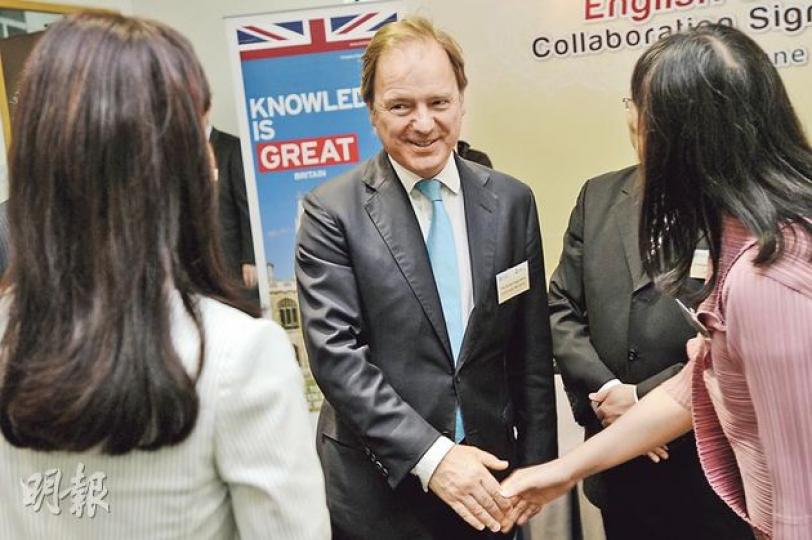 對於斯諾登離港,英國外交及聯邦事務部國務大臣施維爾(中)在香港出席公開活動時表示,要由港府自行決定如何處理。(葉家豪攝) 對於斯諾登離港,英國外交及聯邦事務部國務大臣施維爾(中)在香港出席公開活動時表示,要由港府自行決定如何處理。(葉家豪攝)