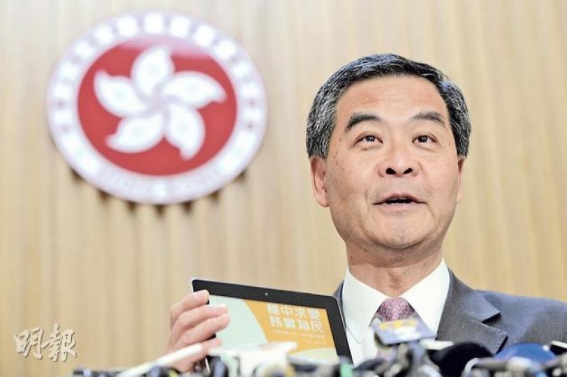 特首梁振英昨日召開行政會議前向傳媒表示,今屆政府上任接近一年,政府特別製作《施政匯報》供市民參考。《匯報》臚列政府過去一年的工作,但在政制方面的篇幅十分短。 (葉家豪攝)社民連主席梁國雄(左)等多名成員,昨早到特首辦外示威,其間高舉龜形道具諷刺梁振英班子龜縮,被特首辦職員以道具過大為由阻止入內,眾人一度衝出特首辦對出馬路,被警方以人鏈阻止。(葉家豪攝) 特首梁振英昨日召開行政會議前向傳媒表示,今屆政府上任接近一年,政府特別製作《施政匯報》供市民參考。《匯報》臚列政府過去一年的工作,但在政制方面的篇幅十分短。 (葉家豪攝)社民連主席梁國雄(左)等多名成員,昨早到特首辦外示威,其間高舉龜形道具諷刺梁振英班子龜縮,被特首辦職員以道具過大為由阻止入內,眾人一度衝出特首辦對出馬路,被警方以人鏈阻止。(葉家豪攝)