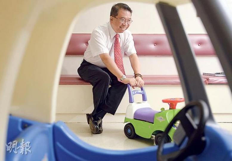 李家仁着市民給梁政府一點時間,「小朋友都要扶着車仔學行」,相信一眾官員會在跌撞中成長。 (余俊亮攝) 李家仁着市民給梁政府一點時間,「小朋友都要扶着車仔學行」,相信一眾官員會在跌撞中成長。 (余俊亮攝)
