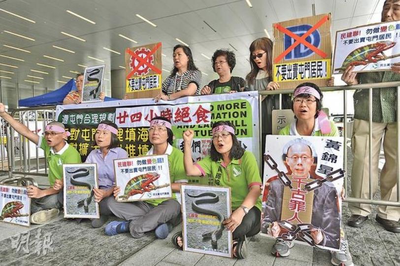 民主黨屯門區議員陳樹英(前排中)等多名區議員,昨到立法會示威區展開24小時絕食抗議,反對擴建屯門堆填區,要求環境局撤回撥款申請。(葉家豪攝)(明報製圖)(明報製圖) 民主黨屯門區議員陳樹英(前排中)等多名區議員,昨到立法會示威區展開24小時絕食抗議,反對擴建屯門堆填區,要求環境局撤回撥款申請。(葉家豪攝)(明報製圖)(明報製圖)