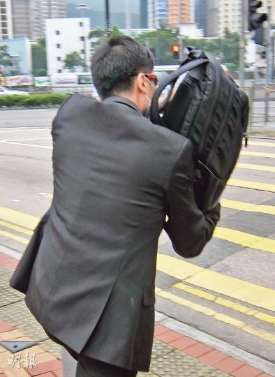 的士非禮案被告林進文(圖)昨戴上墨鏡及口罩離開法院,甫發現有記者拍攝即以背包掩面,急步離去。(林綺琪攝) 的士非禮案被告林進文(圖)昨戴上墨鏡及口罩離開法院,甫發現有記者拍攝即以背包掩面,急步離去。(林綺琪攝)